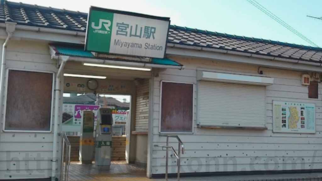 寒川神社の最寄駅：ＪＲ相模線の「宮山」駅
距離：宮山駅から寒川神社までの距離550m 徒歩8分〜10分ほど